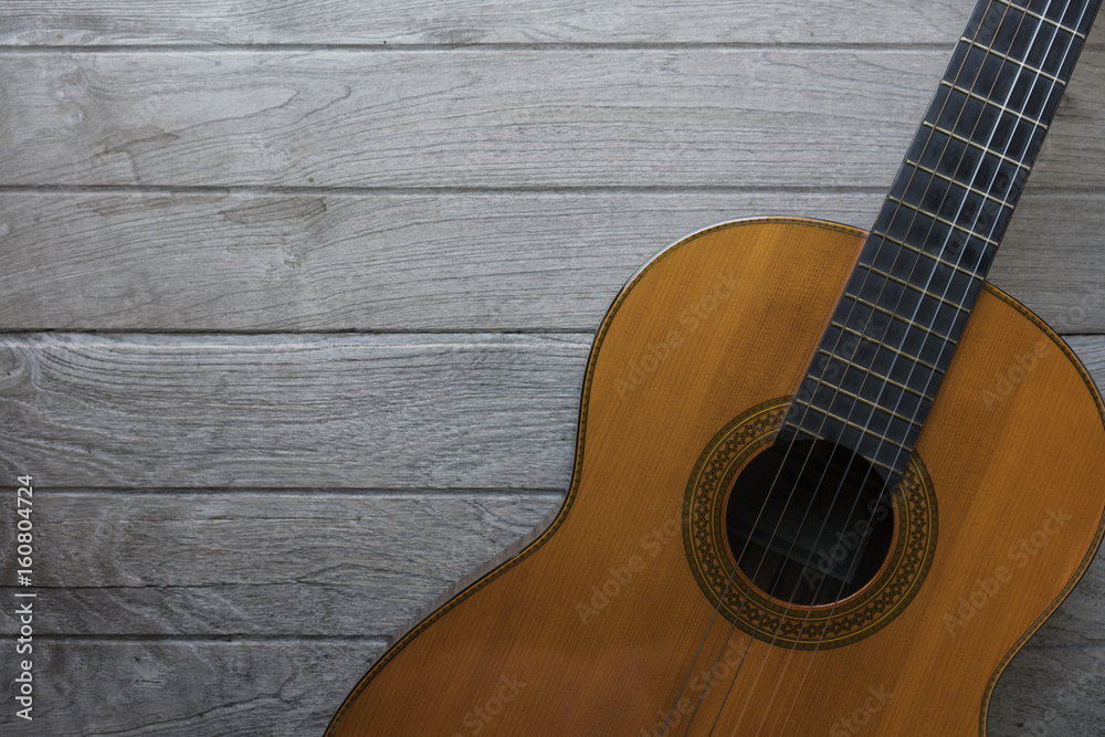 Obraz premium old classic guitar on wood table background