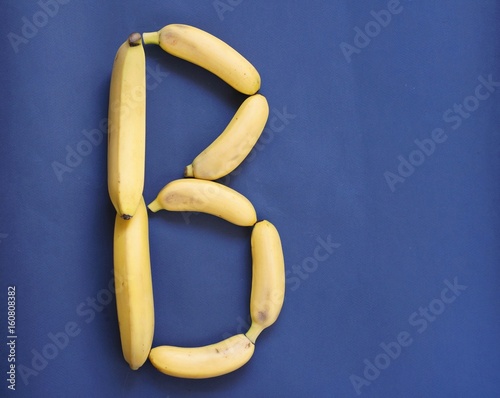 буква B, составленная из бананов