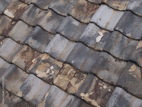 劣化した日本家屋の屋根瓦