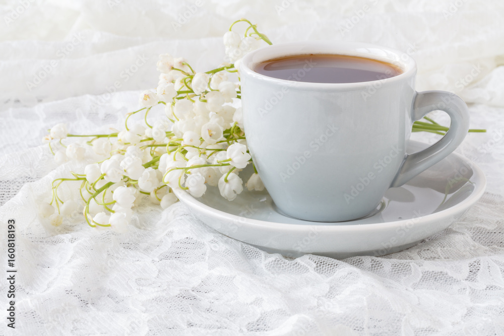 Φωτογραφία espresso and bouquet of flowers - lilies of the valley