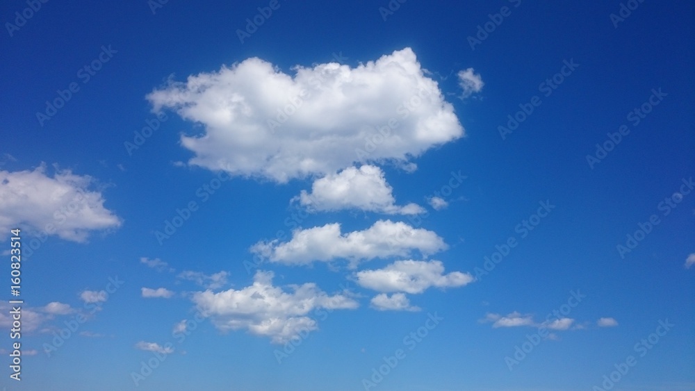 Obraz premium Nubes y cielo azul