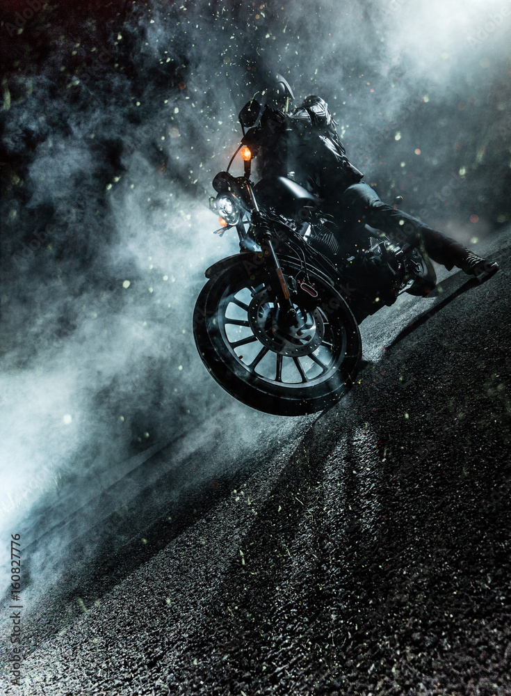 Fototapeta premium Rozdrabniacz motocyklowy dużej mocy w nocy.