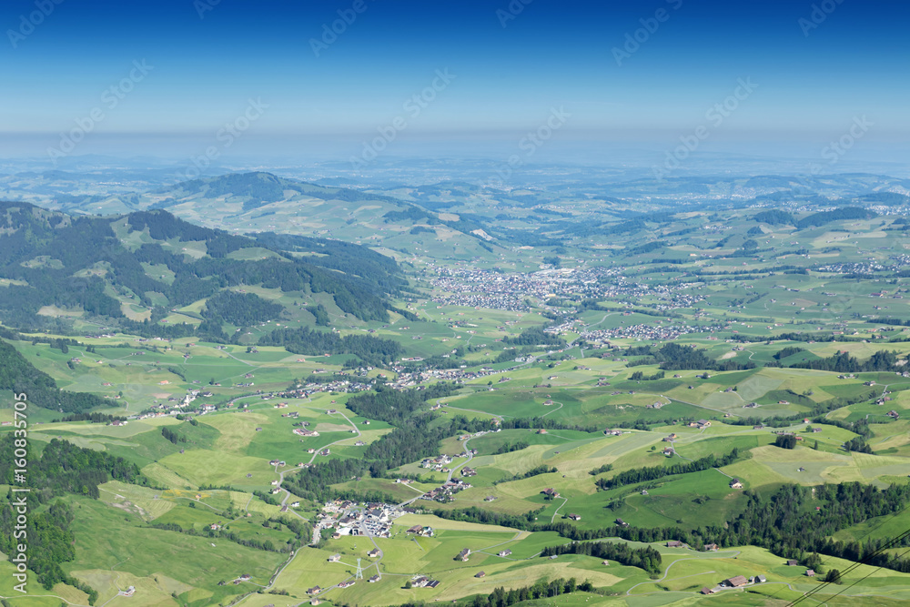 Grüne Wiesen und Felder in der Schweiz, Appenzell