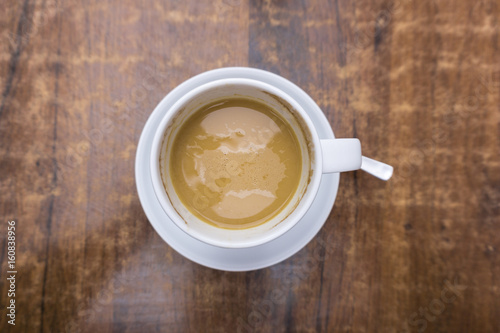 Cremiger Kaffee in wei  er Tasse auf Tisch