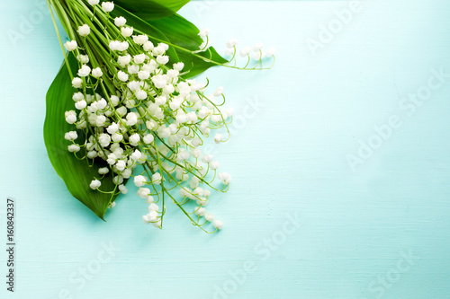 Fototapeta Naklejka Na Ścianę i Meble -  Bouquet of fresh white lilies of the valley in a wooden window still. Top view