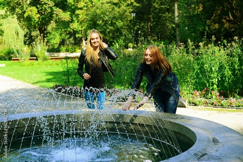 Obraz na płótnie Two girls in Vilnius town Bernardinu garden on autumn w salonie