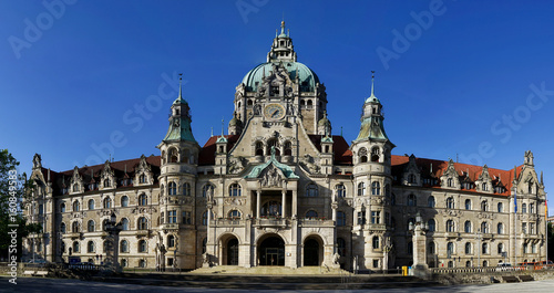 Panoramaaufnahme neues Rathaus Hannover in Farbe