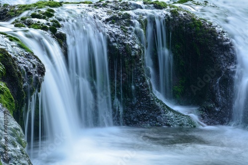 Fototapeta Naklejka Na Ścianę i Meble -  初夏の森の中に滝の流れ - おしどり隠しの滝