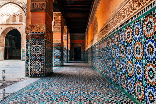 Foto colorful ornamental tiles at moroccan courtyard