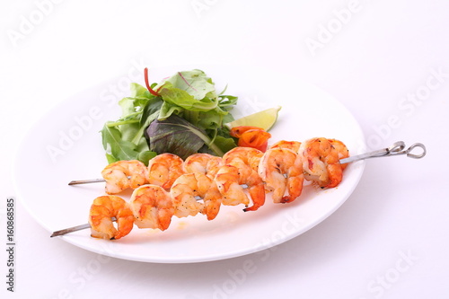 Grilled skewered shrimp with lettuce