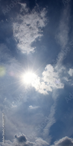 照りつける太陽と様々な形の雲の競演「空想・雲のモンスターたち（動物などの顔のイメージ）」 © Ryuji