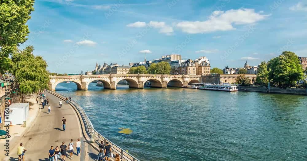 Timelapse 4K Paris - Pont neuf et bateaux mouche