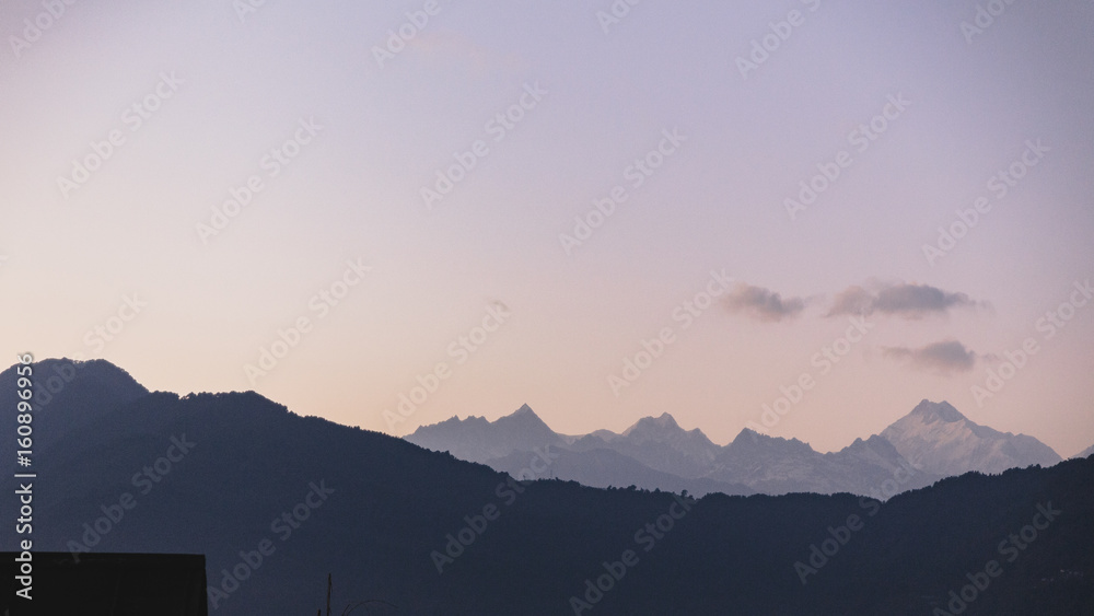 Obraz premium Kangchenjunga mountain with clouds above that view in the evening in Sikkim, India