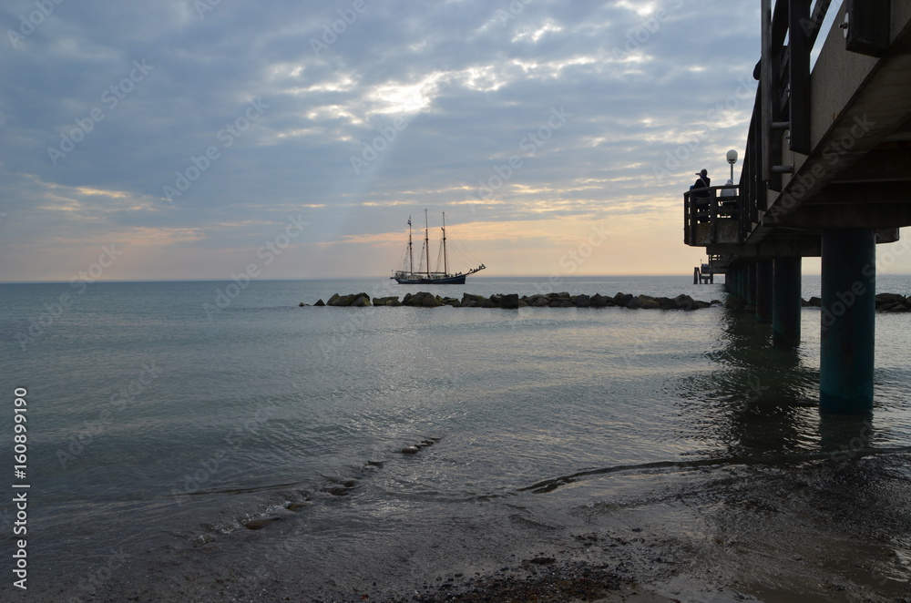 Seebrücke mit Dreimaster an der Ostsee Seebrücke mit Dreimaster an der Ostsee