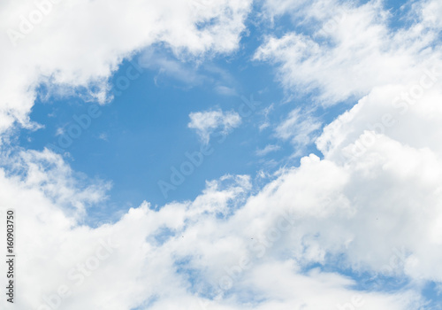 небо с облаками, шаблон и текстура для натяжных потолков 