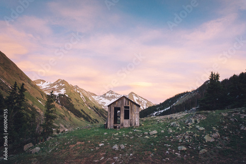 Obraz na plátně Sunset & Cabin on the Alpine Loop