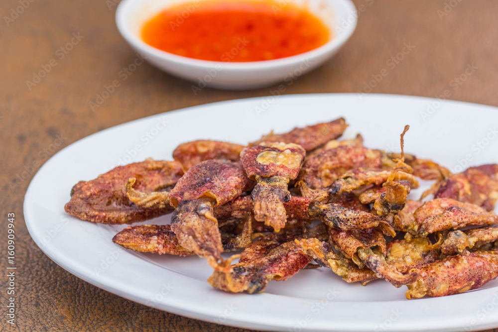 The dried squid is served as a snack, served with spicy sauce.