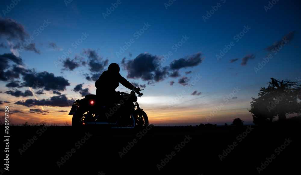 Obraz premium Dark motorbiker silhouette riding high power motorbike