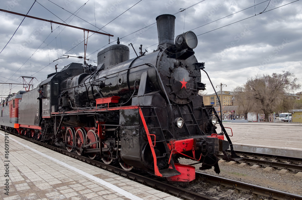 Naklejka premium Zabytkowy pociąg parowy na paradzie z okazji dnia zwycięstwa