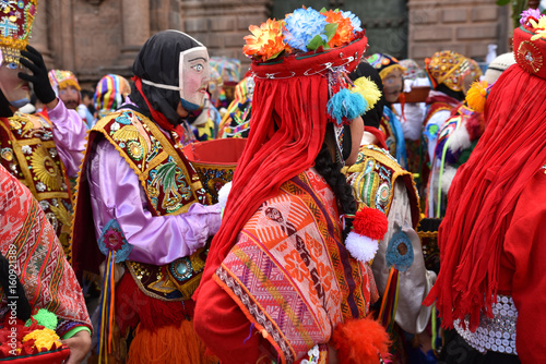 Péruviens en costumes de fête à Cusco au Pérou