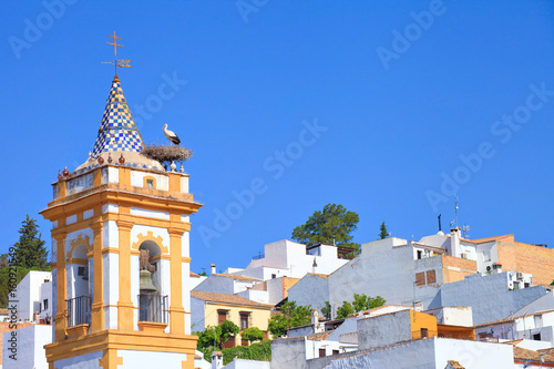 Cigogne sur l'église de Prado del rey, village blanc d'Andalousie 