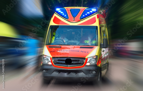 Krankenwagen mit Notarzt fährt sehr schnell zum Unfallort bzw. zur hilfebedürftigen Person