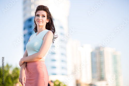 beautiful woman in the city Free Download beautiful woman in the city - GFXLoad
