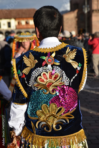 Péruvien en costume de fête plaza de Armas à Cusco au Pérou