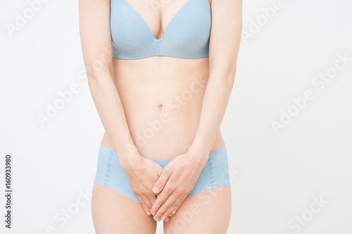 股をおさえる女性