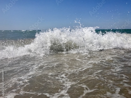 Grosse brechende Welle am Strand  © Tobias