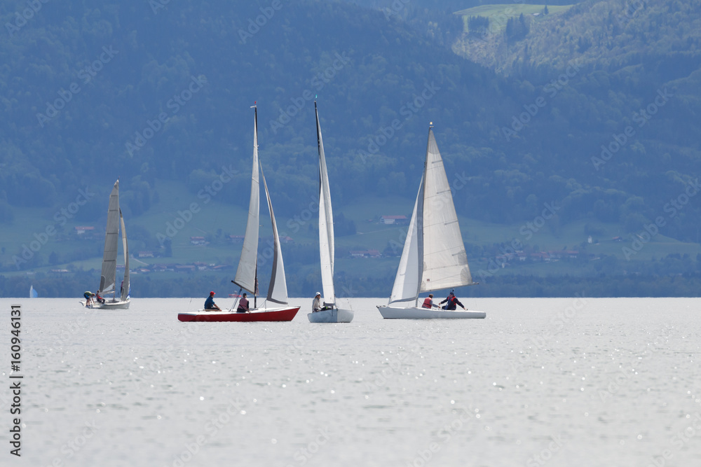 Fototapeta premium Sailing boats on lake chiemsee near Seebruck