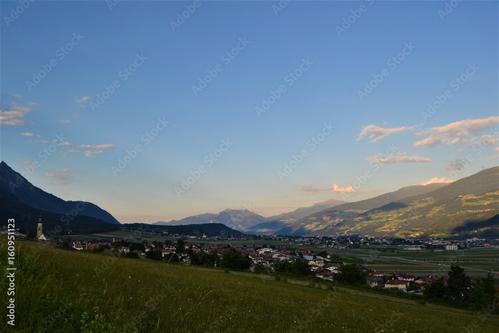 Berglandschaft in Tirol mit Dorf