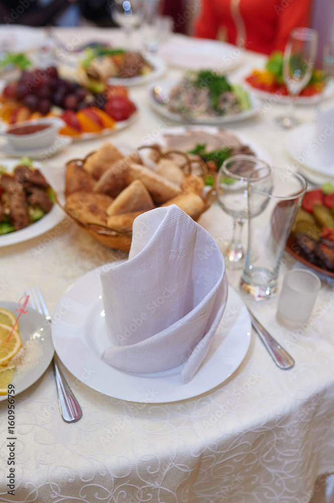 Table setting at the wedding