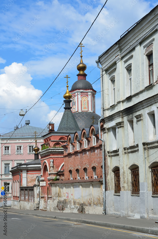 Naklejka premium Москва, Подколокольный переулок с храмом Святителя Николая в Подкопаях летом