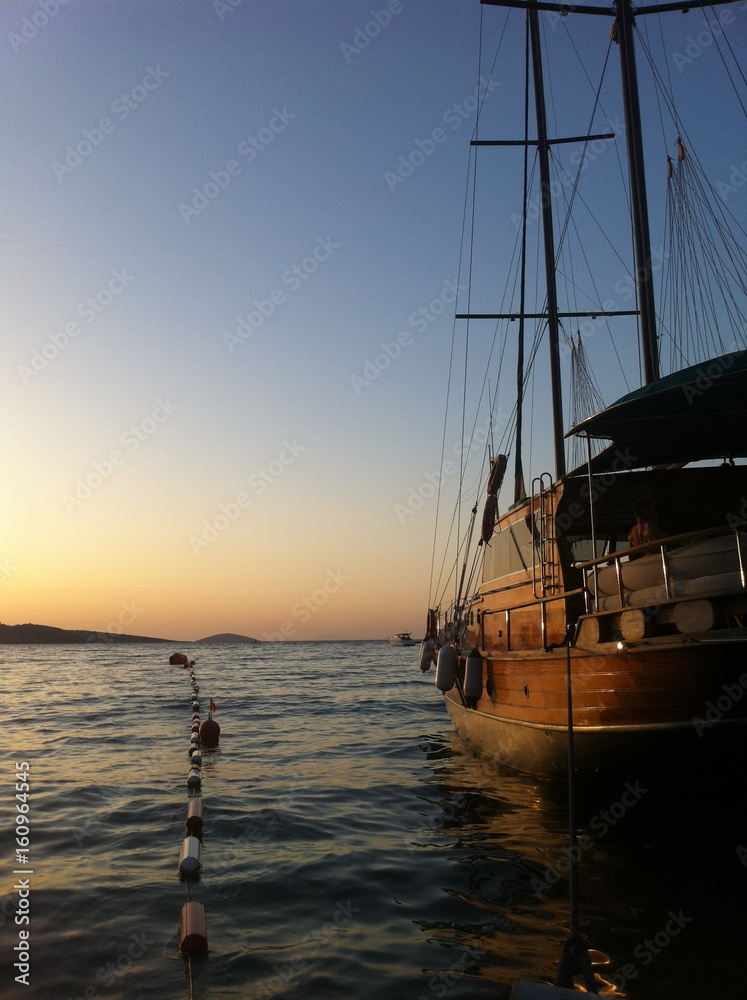 Altes Schiff aus Holz in der Bucht im Sonnenuntergang