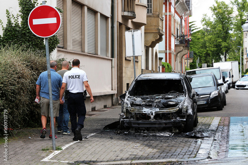 Fototapeta Naklejka Na Ścianę i Meble -  Burnt out car - policeman