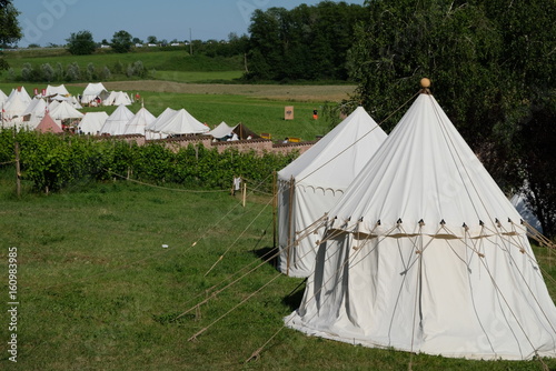 Obraz na plátně Tende in un accampamento medievale durante una ricostruzione storica