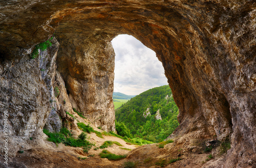 Rock window in Slovakia, Kostolecka tiesnava © TTstudio