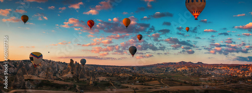Naklejka na ścianę Wschód słońca i latanie balonów na ogrzane powietrze nad doliną Kapadocji, Turcja.