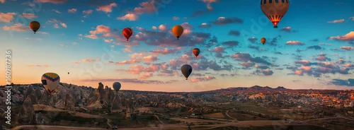 Obraz Wschód słońca i latanie balonów na ogrzane powietrze nad doliną Kapadocji, Turcja.
