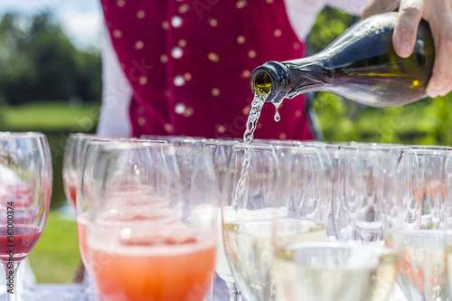 Prosecco wird auf dem Fest im Freien eingeschenkt photo