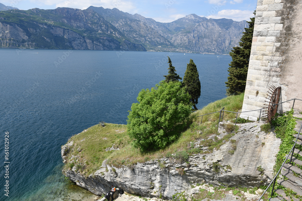 lago di Garda passeggiata al lago molto ciclabile navigare acqua Stock  Photo | Adobe Stock