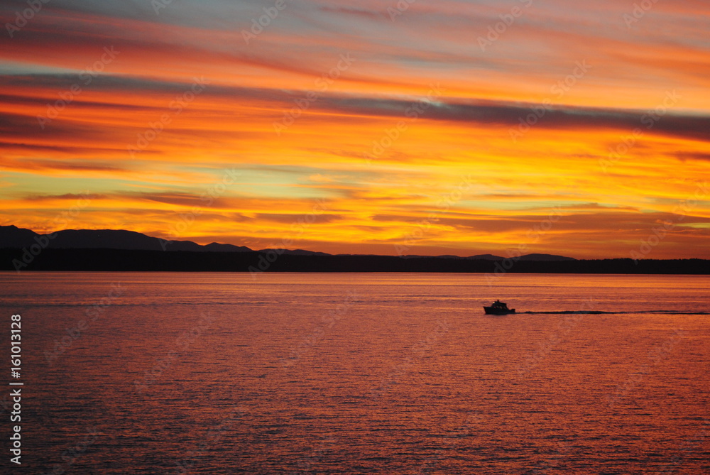 Obraz premium Blazing Sunset with Boat