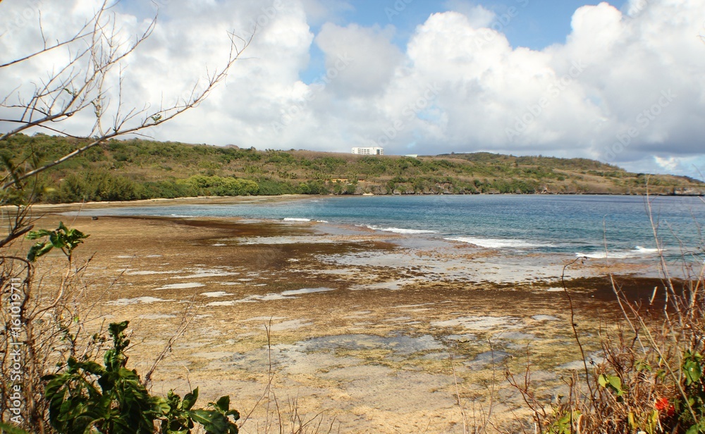 Obraz premium Laulau Bay on a low tide, Saipan Even at low tide, the Laulau Bay in San Vicente, Saipan is a sight to behold