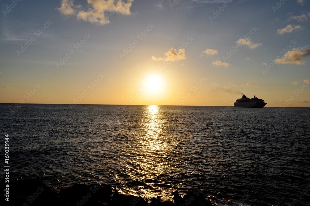 crucero alta mar puesta de sol