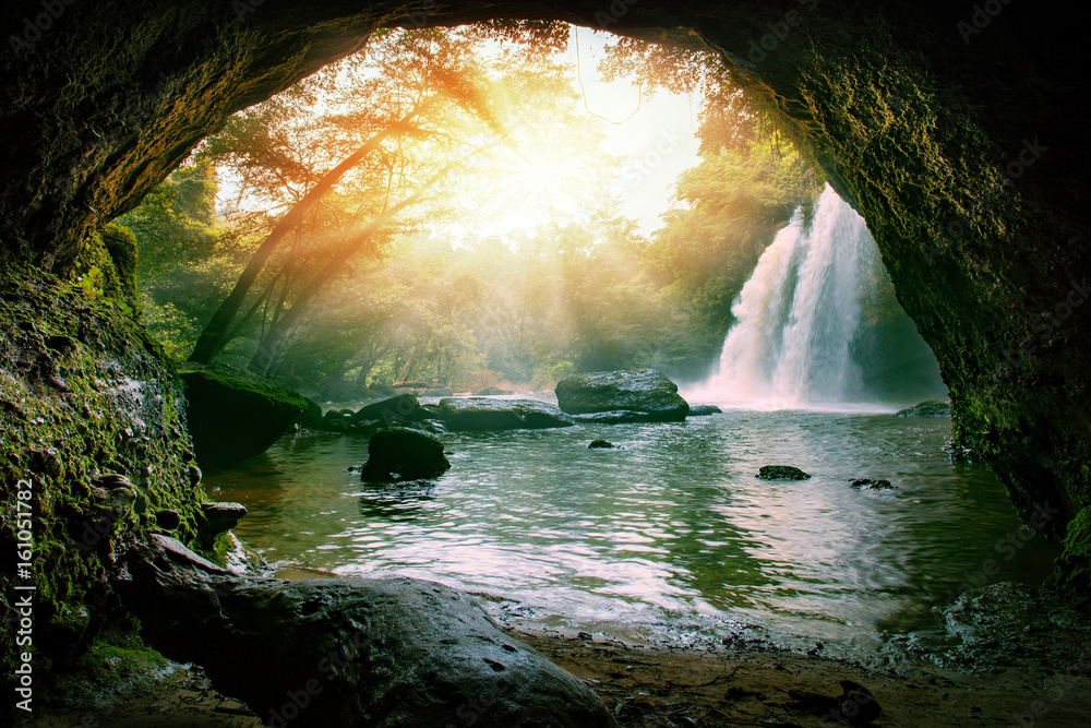 Fototapeta premium haew suwat wodospady w parku narodowym Khao Yai Tajlandii