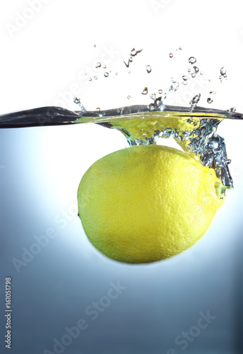水中レモン