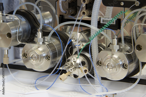 Chemical separation line in scientific instruments