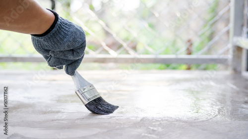 Bilde på lerret technician using a varnish paint with a cement floor.