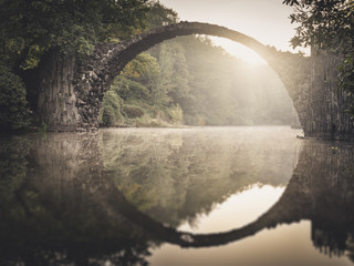 Papier peint photo Le Rakotzbrücke Pont de Kromlau en Saxe boisée  © Ronny Behnert